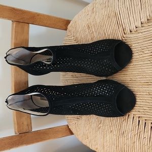 BLACK SUEDE HEELS SIZE 9.5